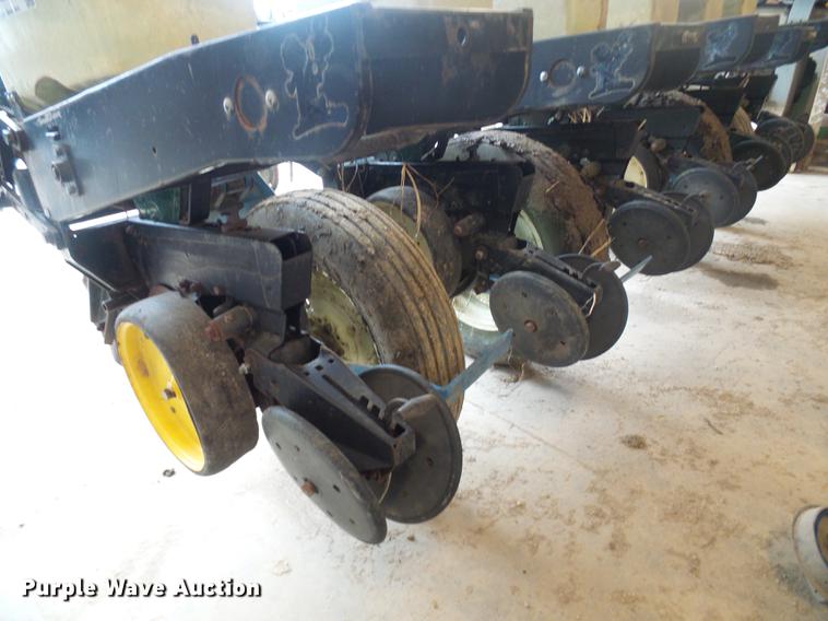 image for item DF7148 Kinze 2000 no-till planter