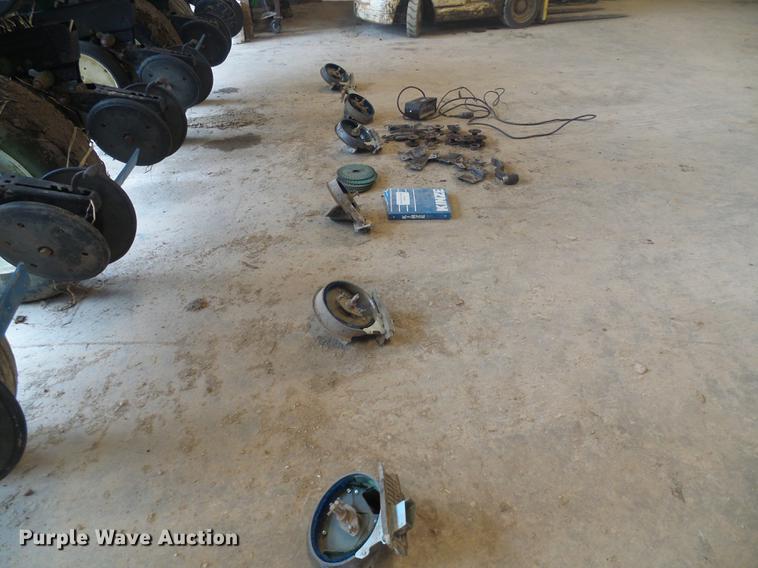 image for item DF7148 Kinze 2000 no-till planter