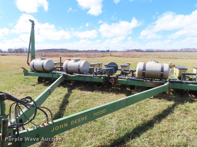image for item DN9072 John Deere 7200 planter