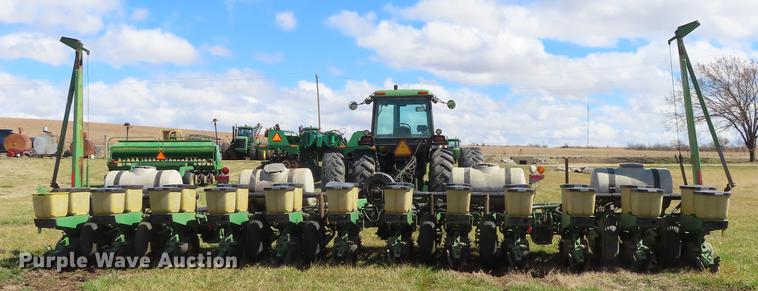 image for item DN9072 John Deere 7200 planter
