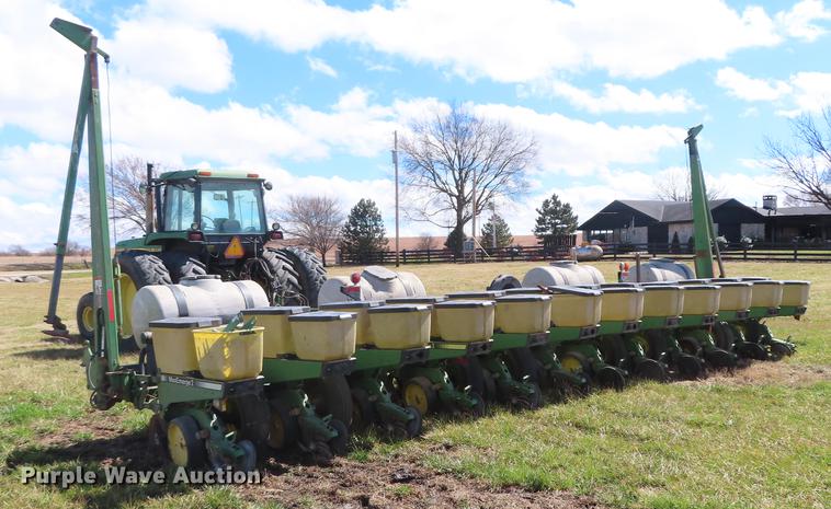 image for item DN9072 John Deere 7200 planter