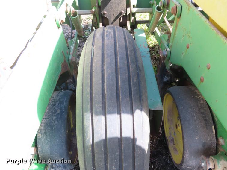 image for item DN9072 John Deere 7200 planter