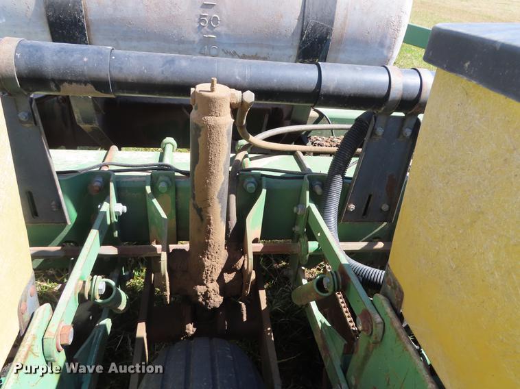 image for item DN9072 John Deere 7200 planter