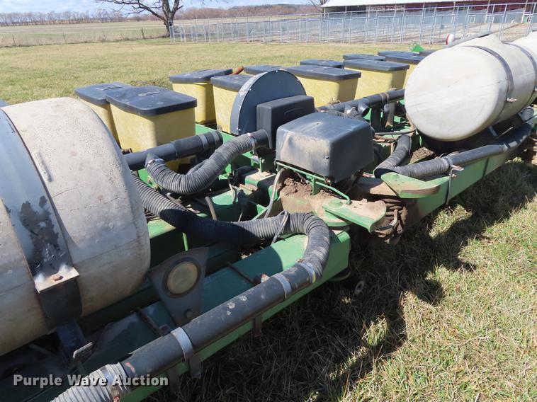 image for item DN9072 John Deere 7200 planter