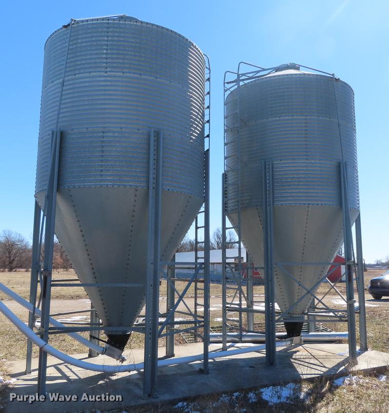 image for item DN9082 (2) feed hoppers