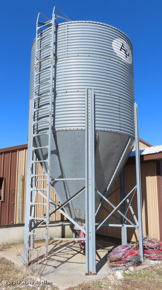 image for item DN9084 (2) feed hoppers