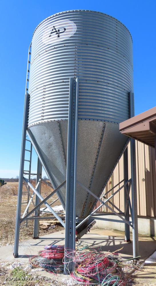 image for item DN9084 (2) feed hoppers