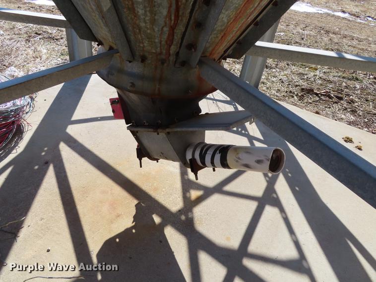 image for item DN9084 (2) feed hoppers