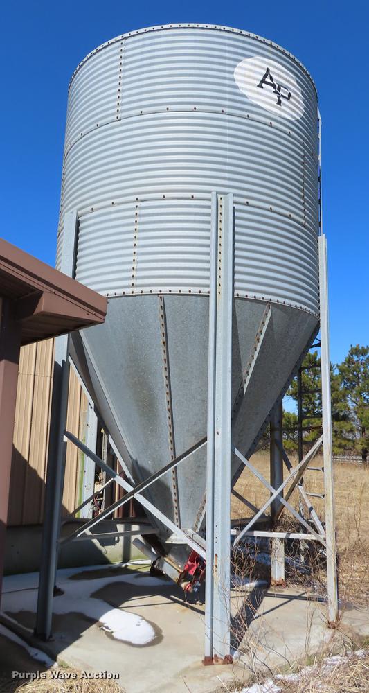 image for item DN9084 (2) feed hoppers