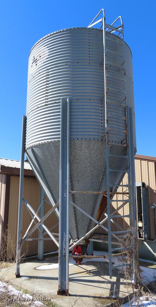 image for item DN9084 (2) feed hoppers