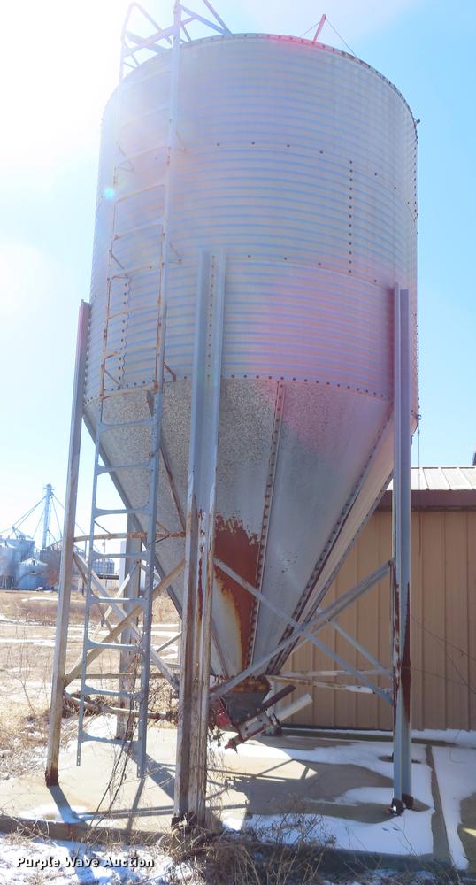 image for item DN9084 (2) feed hoppers