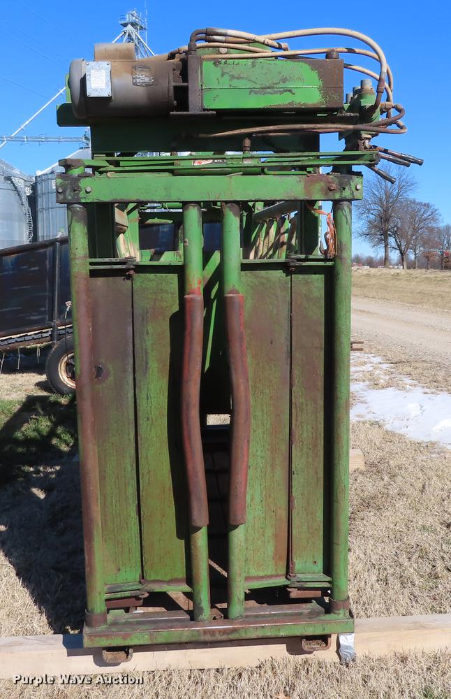 image for item DN9087 Wadler Super Chute 2501 squeeze chute