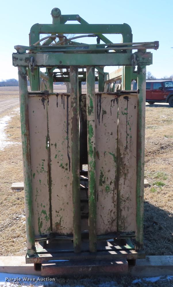 image for item DN9087 Wadler Super Chute 2501 squeeze chute