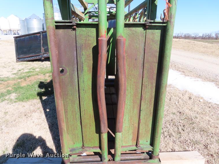 image for item DN9087 Wadler Super Chute 2501 squeeze chute
