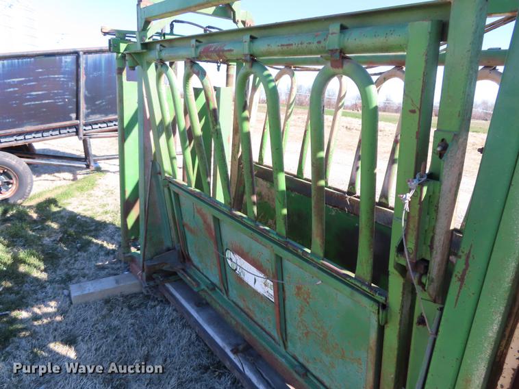 image for item DN9087 Wadler Super Chute 2501 squeeze chute