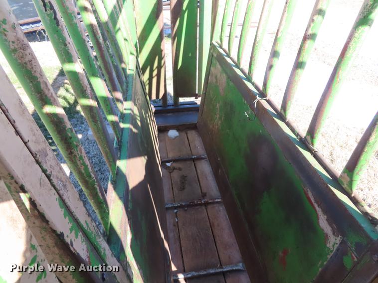 image for item DN9087 Wadler Super Chute 2501 squeeze chute