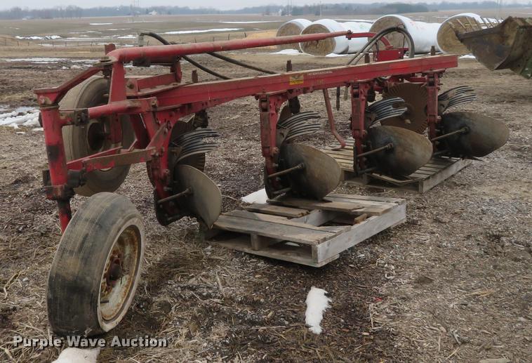 image for item EV9587 International 540 four bottom plow