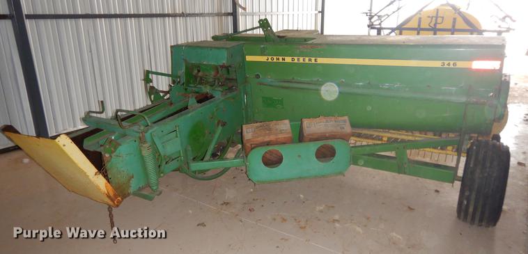 image for item FQ9727 John Deere 346 small square baler