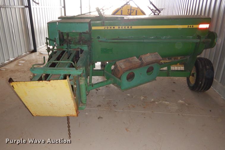 image for item FQ9727 John Deere 346 small square baler