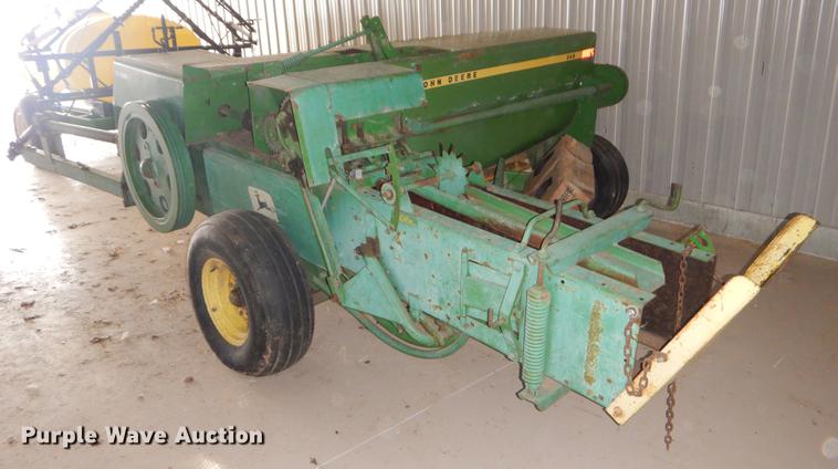 image for item FQ9727 John Deere 346 small square baler