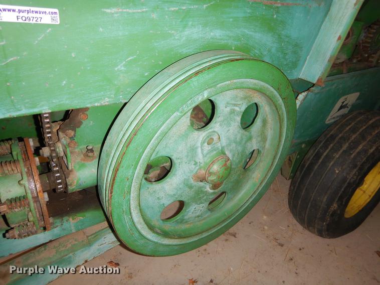 image for item FQ9727 John Deere 346 small square baler