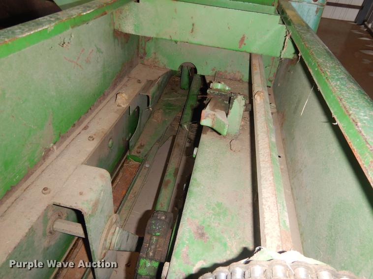 image for item FQ9727 John Deere 346 small square baler