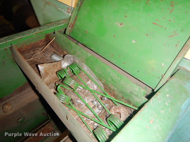 image for item FQ9727 John Deere 346 small square baler