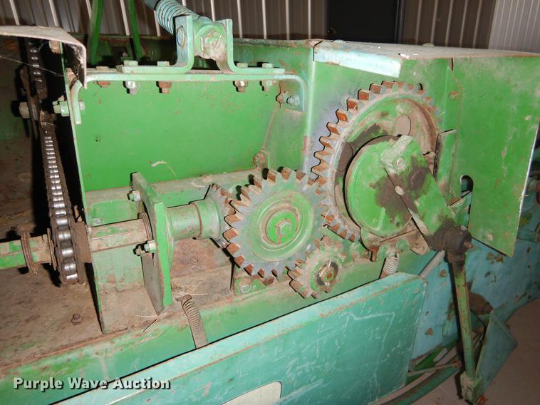 image for item FQ9727 John Deere 346 small square baler