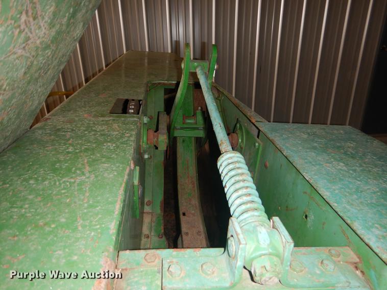 image for item FQ9727 John Deere 346 small square baler