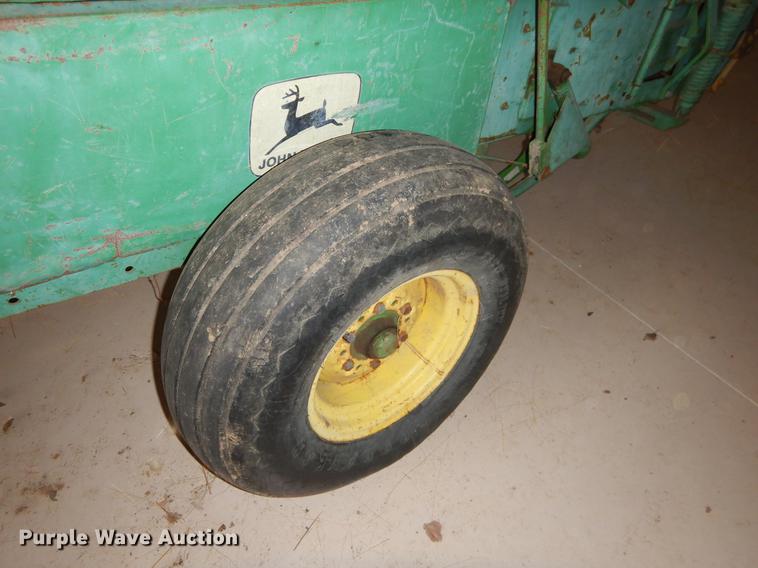 image for item FQ9727 John Deere 346 small square baler