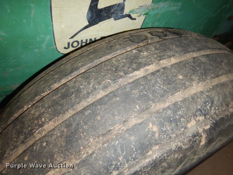 image for item FQ9727 John Deere 346 small square baler