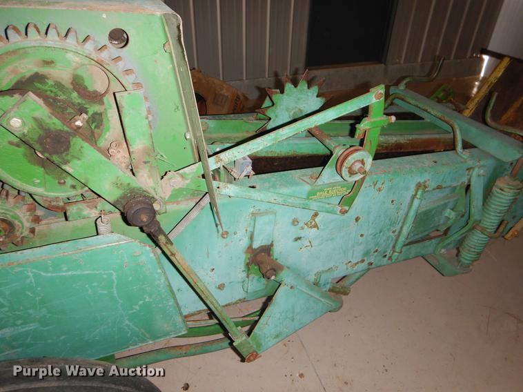 image for item FQ9727 John Deere 346 small square baler