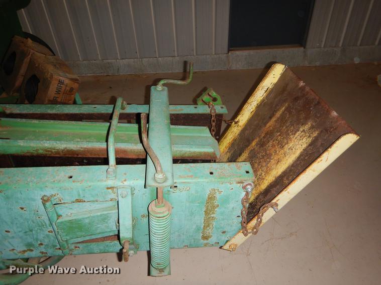 image for item FQ9727 John Deere 346 small square baler