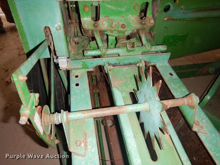 image for item FQ9727 John Deere 346 small square baler