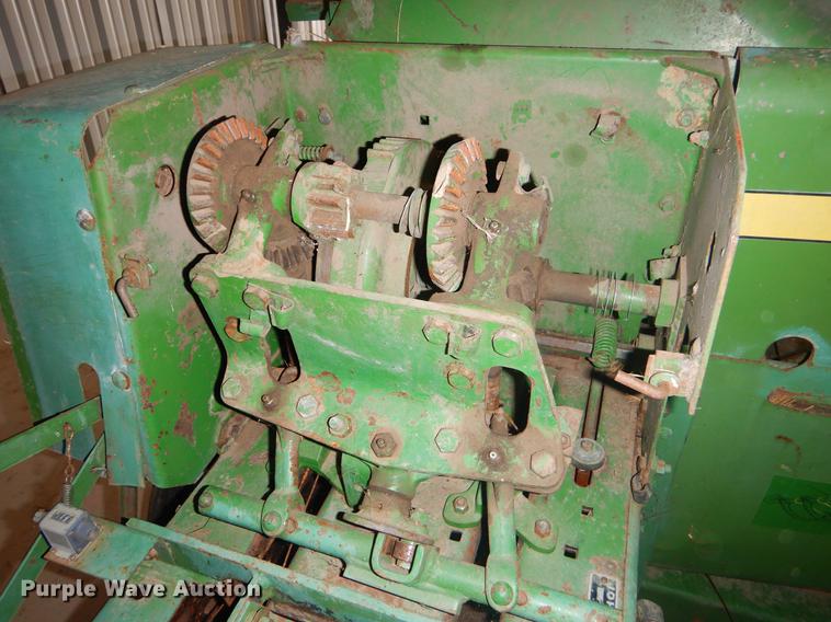 image for item FQ9727 John Deere 346 small square baler