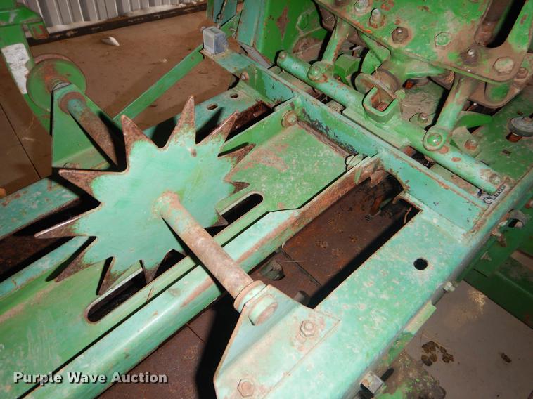 image for item FQ9727 John Deere 346 small square baler