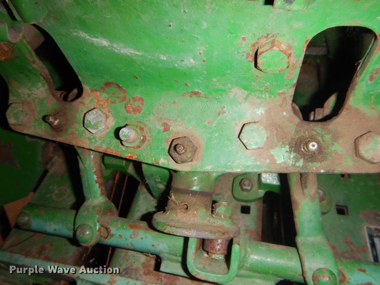 image for item FQ9727 John Deere 346 small square baler