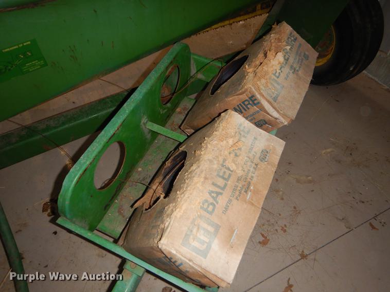 image for item FQ9727 John Deere 346 small square baler