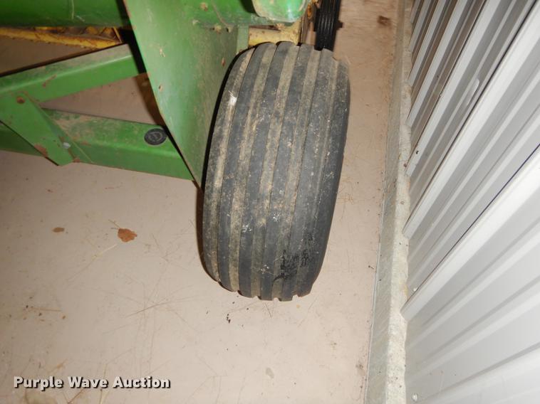 image for item FQ9727 John Deere 346 small square baler