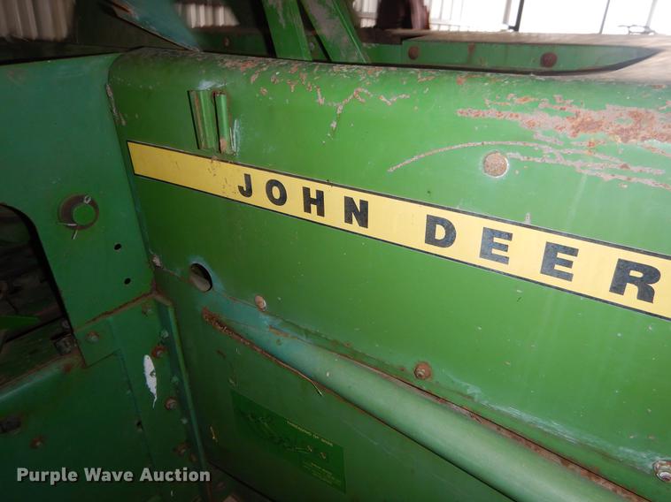 image for item FQ9727 John Deere 346 small square baler