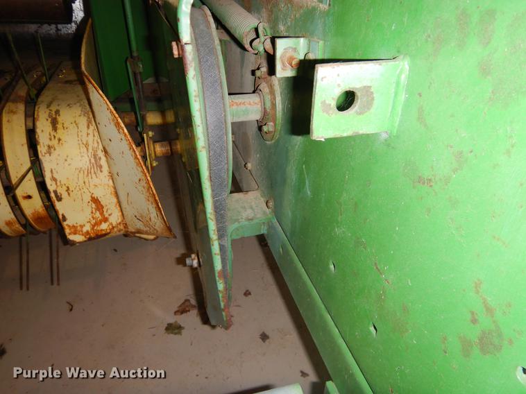 image for item FQ9727 John Deere 346 small square baler
