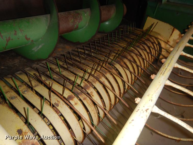 image for item FQ9727 John Deere 346 small square baler