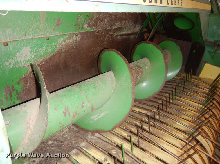 image for item FQ9727 John Deere 346 small square baler