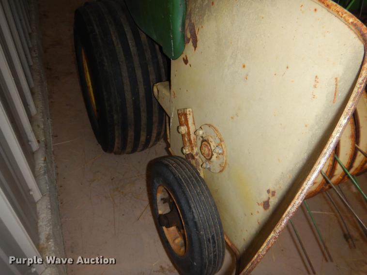 image for item FQ9727 John Deere 346 small square baler