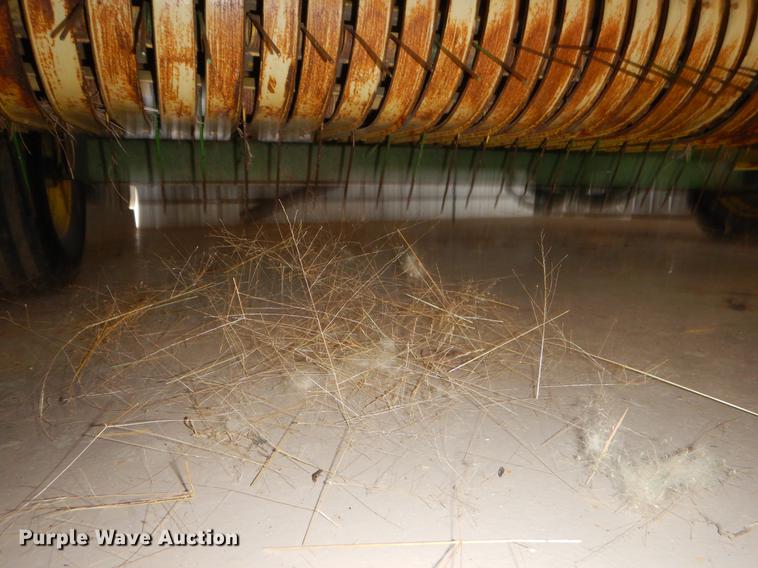 image for item FQ9727 John Deere 346 small square baler