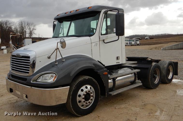 image for item DE6051 2003 Freightliner Columbia semi truck