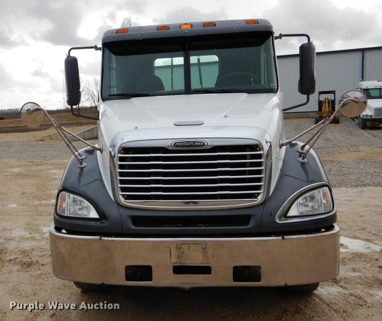image for item DE6051 2003 Freightliner Columbia semi truck