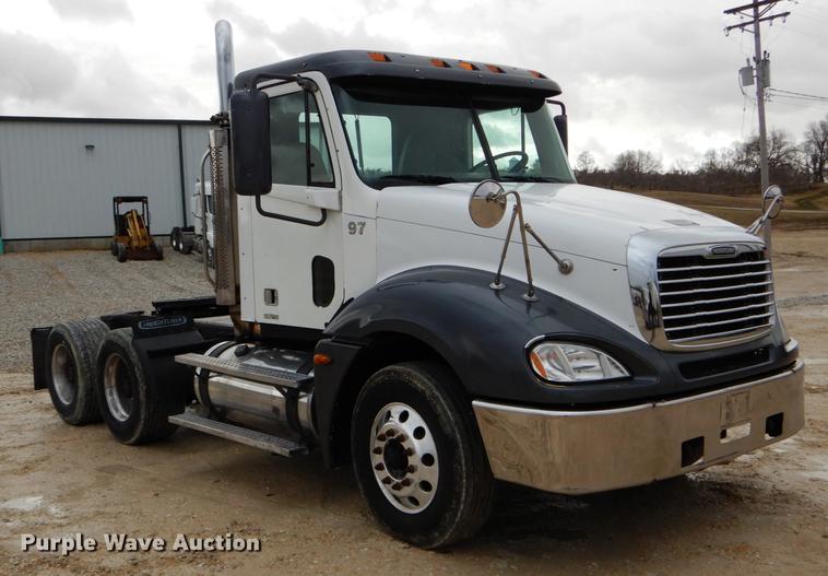image for item DE6051 2003 Freightliner Columbia semi truck