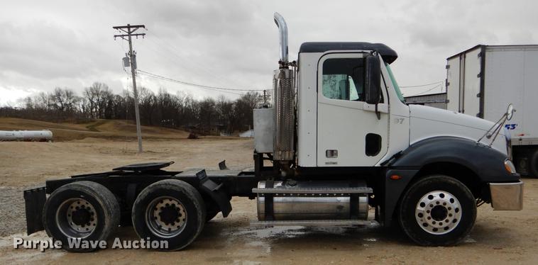 image for item DE6051 2003 Freightliner Columbia semi truck