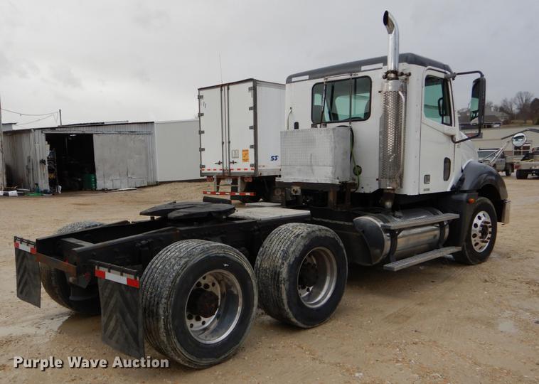 image for item DE6051 2003 Freightliner Columbia semi truck